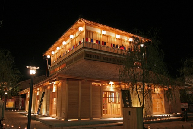 山代温泉古総湯 外観 ライトアップ