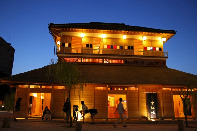 山代温泉古総湯 外観 ライトアップ