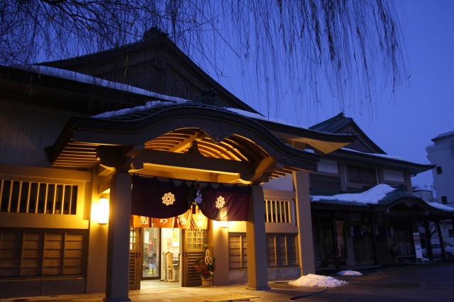 山中温泉 菊の湯 女湯 外観 ライトアップ