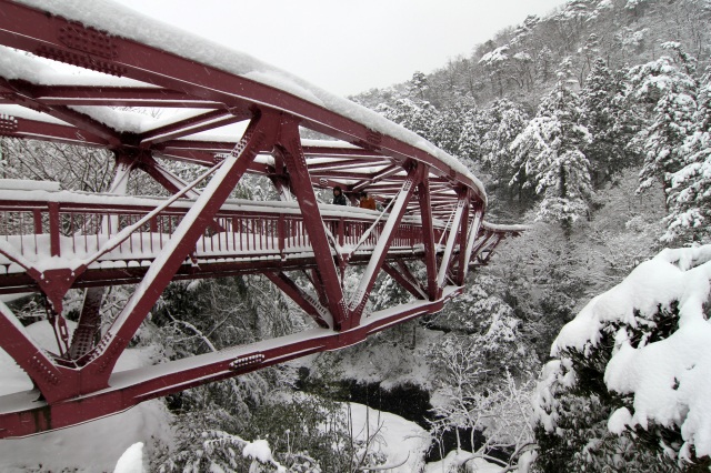 山中温泉 あやとりはし 雪景色