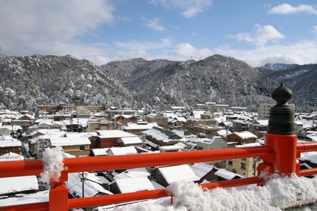 山中温泉 町並み 雪景色