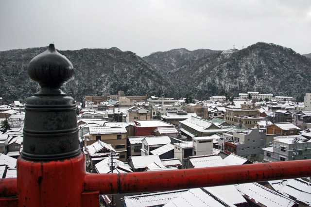 山中温泉 町並み 雪景色